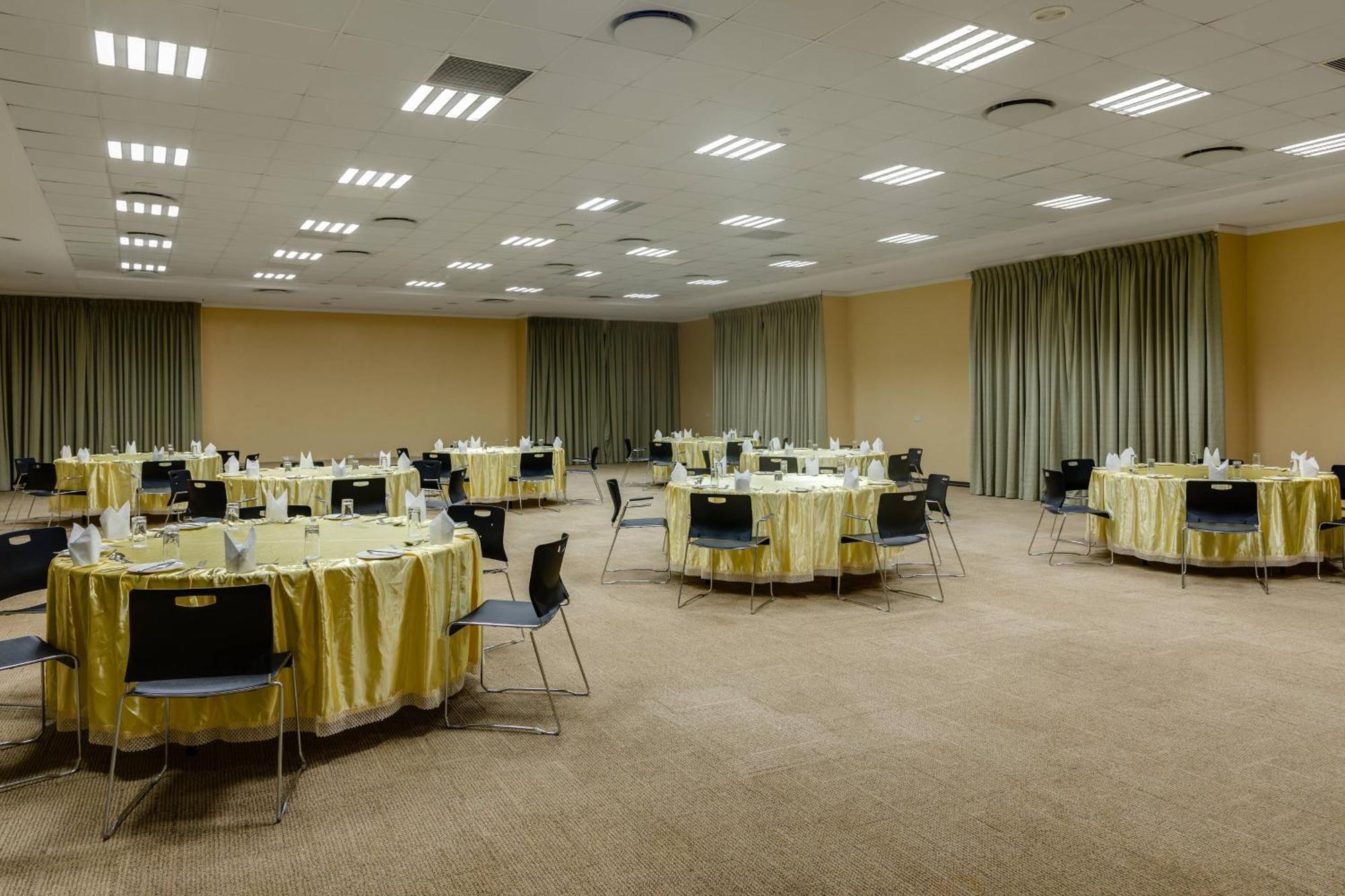 Protea Hotel By Marriott Benin City Select Emotan Екстериор снимка
