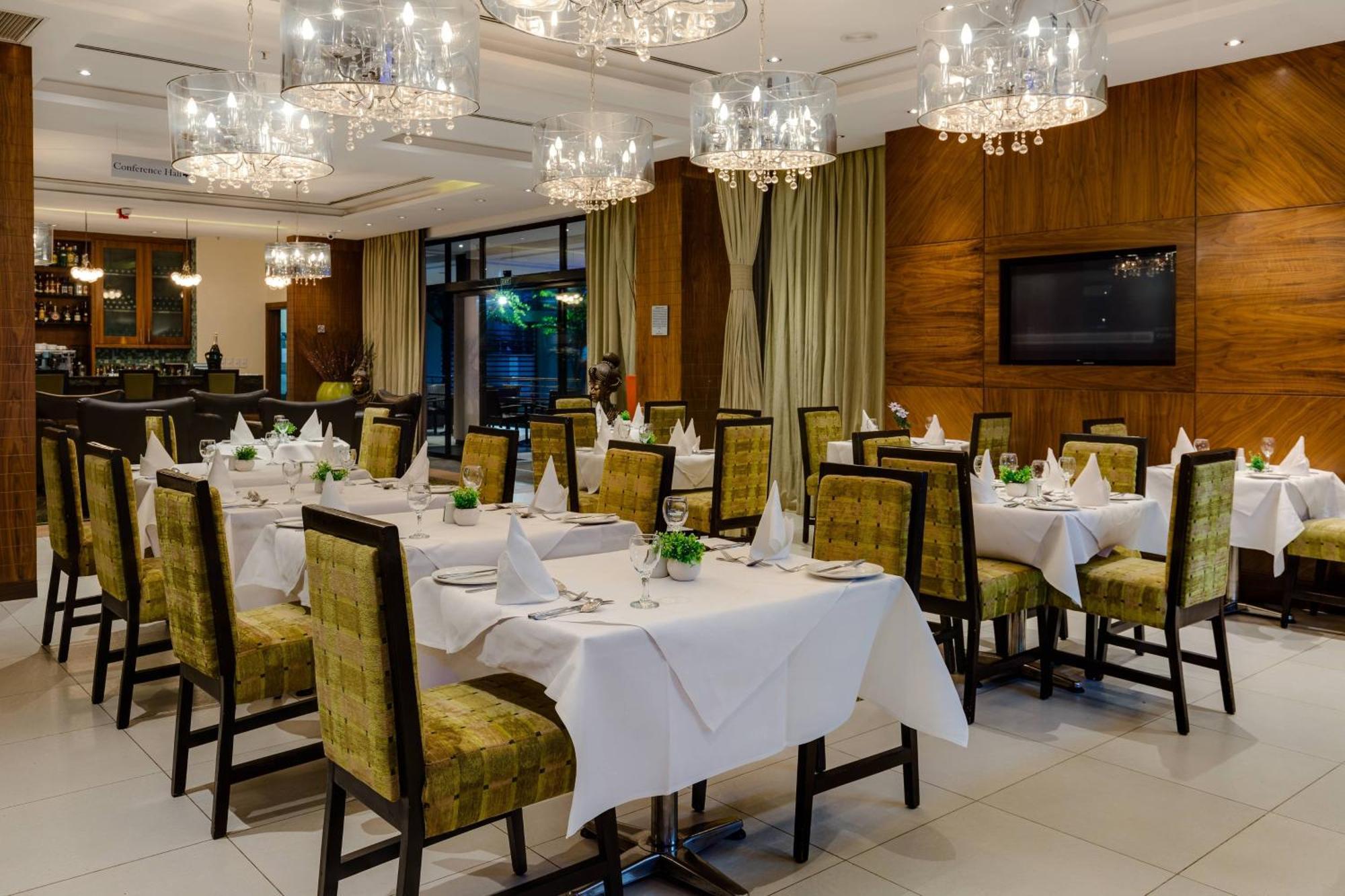 Protea Hotel By Marriott Benin City Select Emotan Екстериор снимка