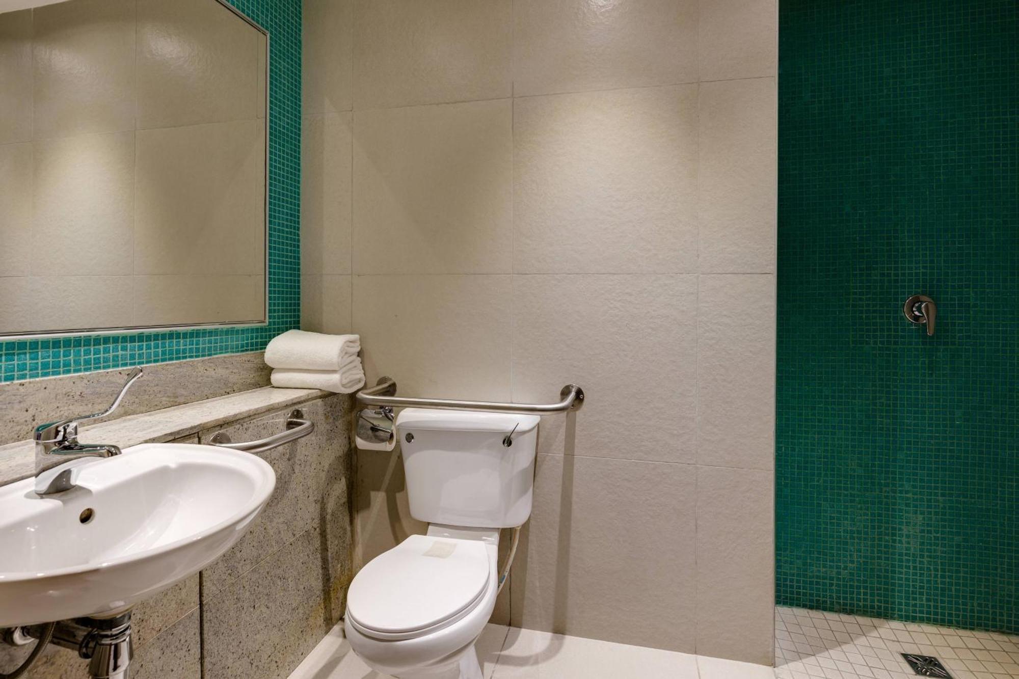Protea Hotel By Marriott Benin City Select Emotan Екстериор снимка
