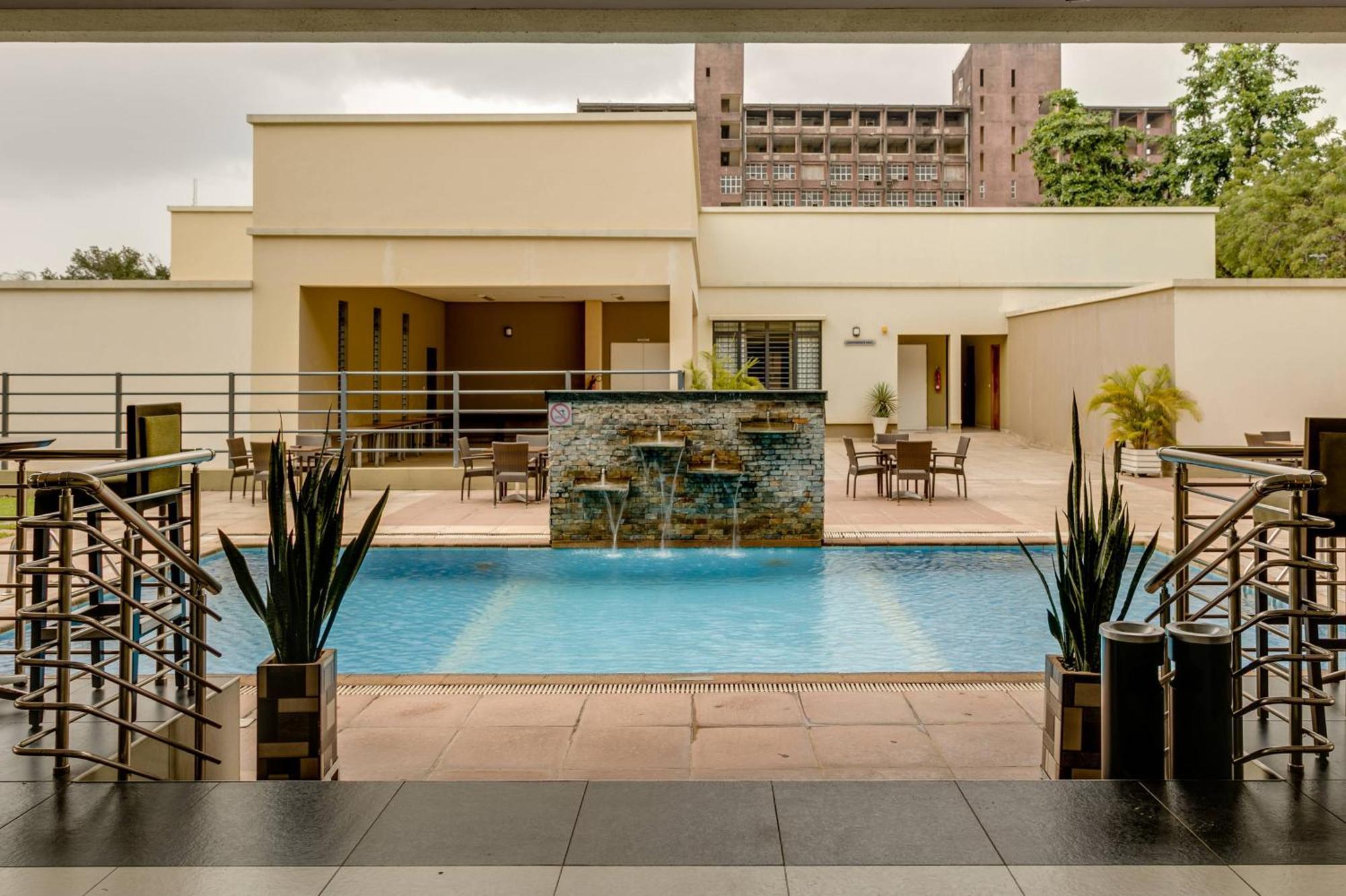 Protea Hotel By Marriott Benin City Select Emotan Екстериор снимка