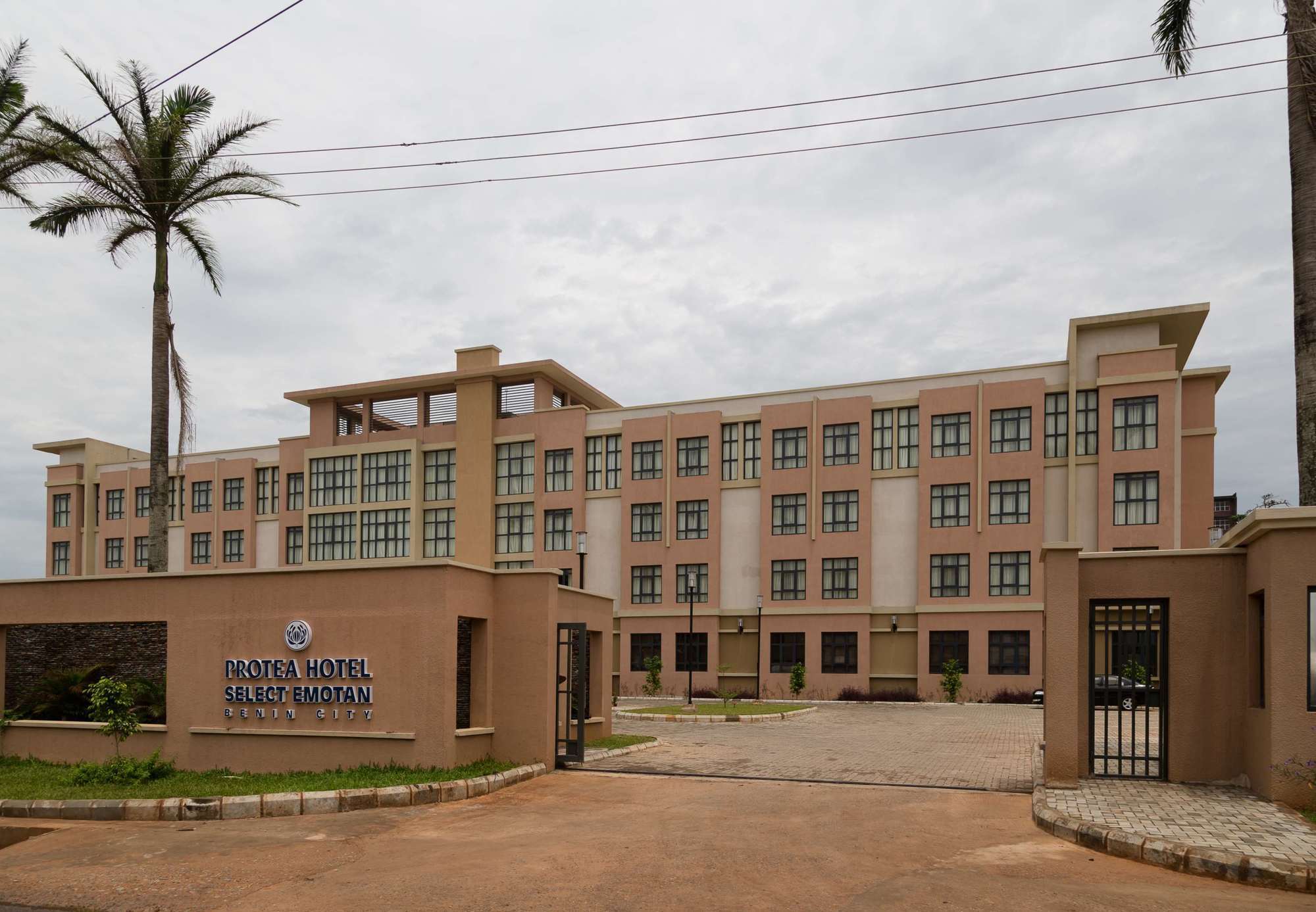 Protea Hotel By Marriott Benin City Select Emotan Екстериор снимка
